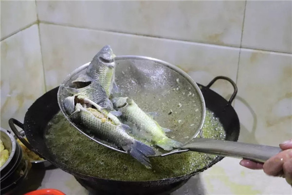 【熱賣菜】蔥蔥鯽魚