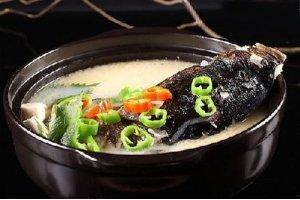 泉水菌王魚頭火鍋