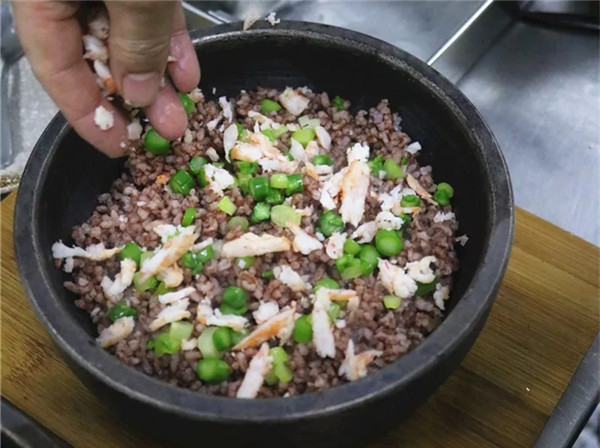紅米入石鍋，再澆蝦膏湯，米飯也能做成看家菜！