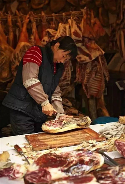 【撒壩火腿】成就云南四大名腿的，竟是這種丑豬…
