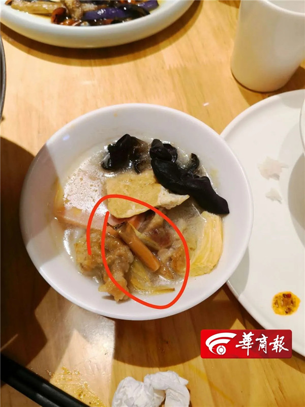 “廚師向炒菜鍋吐口水”一事，涉事廚師真的把口水吐進(jìn)鍋里了嗎？