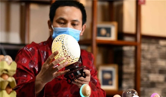 從廚20年的老師傅帶你看看，什么是真正的蛋雕！