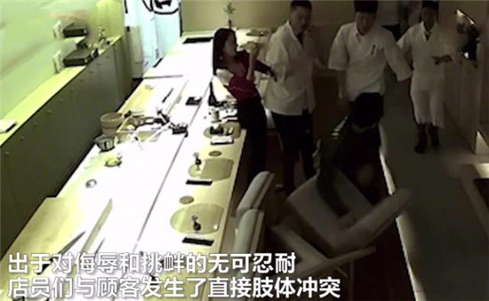 食客潑水辱罵廚師，到頭來廚師被開除！網友熱議！