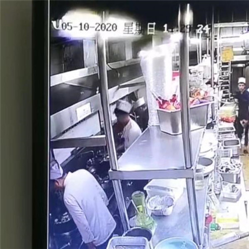 “廚師吐口水”事件殃及池魚！隔壁店稱生意變差，西安啟動一個月的食品安全檢查！