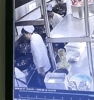 “廚師向炒菜鍋吐口水”一事，涉事廚師真的把口水吐進(jìn)鍋里了嗎？