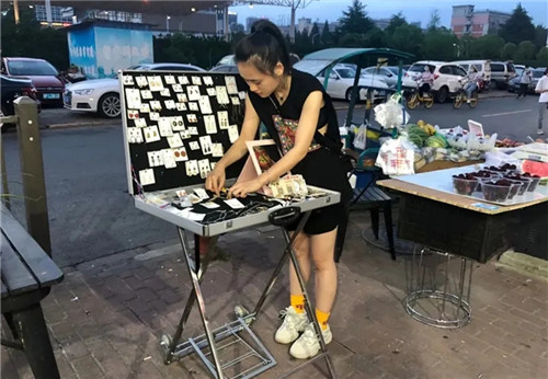 活久見！“地攤經濟”放開后，城管竟然打電話喊小販去擺攤！