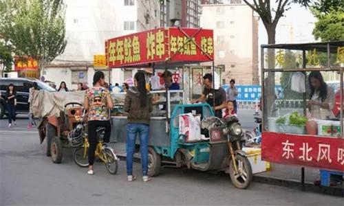 一位失業廚師長的擺攤故事，你是否從中看到了自己？