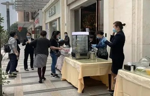 星級酒店也開始擺大排檔了！“地攤經濟”松捆城市再添5個！