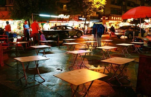 星級酒店也開始擺大排檔了！“地攤經濟”松捆城市再添5個！