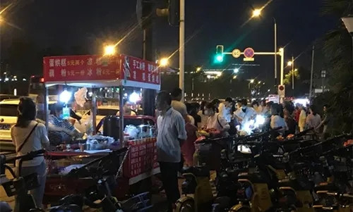 “路邊攤”再現街頭！“煙火氣”回歸城市！多地政府正在為“地攤經濟”松綁了！