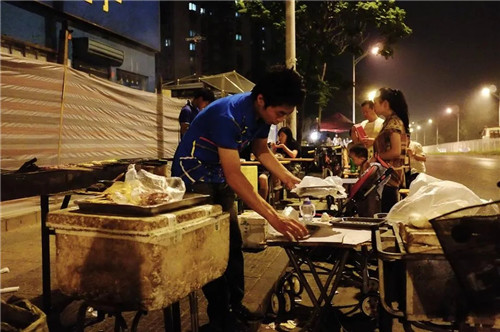 “路邊攤”再現街頭！“煙火氣”回歸城市！多地政府正在為“地攤經濟”松綁了！