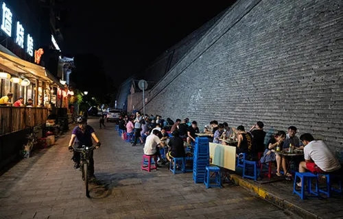 星級酒店也開始擺大排檔了！“地攤經濟”松捆城市再添5個！