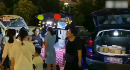 活久見！“地攤經濟”放開后，城管竟然打電話喊小販去擺攤！
