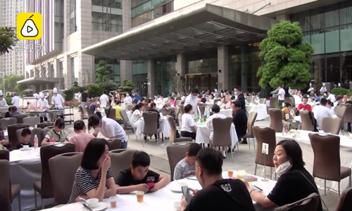 星級酒店也開始擺大排檔了！“地攤經濟”松捆城市再添5個！