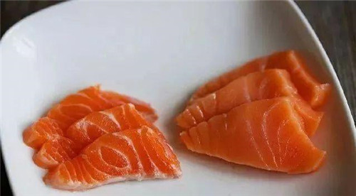 國家為三文魚正名！那家說自己其實(shí)在賣虹鱒魚的日料店，尷尬不？