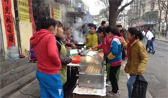 “允許擺攤！”多地政府放寬政策，失業(yè)廚師可以推小車謀生了！