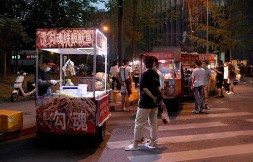 星級酒店也開始擺大排檔了！“地攤經濟”松捆城市再添5個！