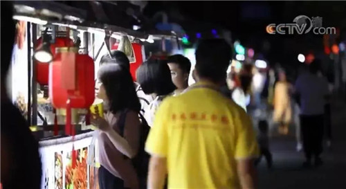 活久見！“地攤經濟”放開后，城管竟然打電話喊小販去擺攤！