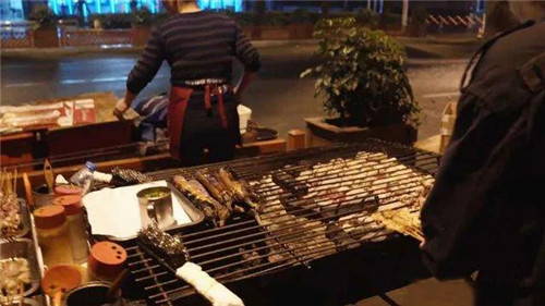 活久見！“地攤經濟”放開后，城管竟然打電話喊小販去擺攤！