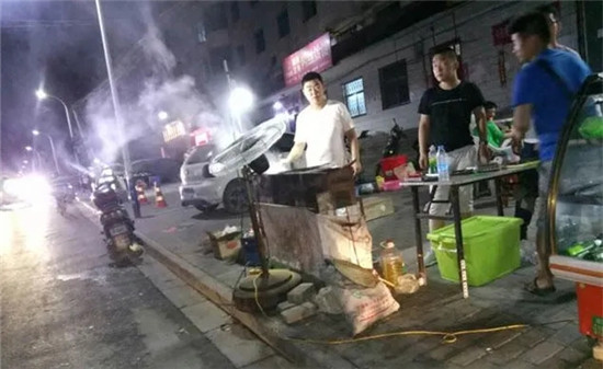 一線城市突然對地?cái)傉f“不”，這對于失業(yè)廚師來說，意味著什么？