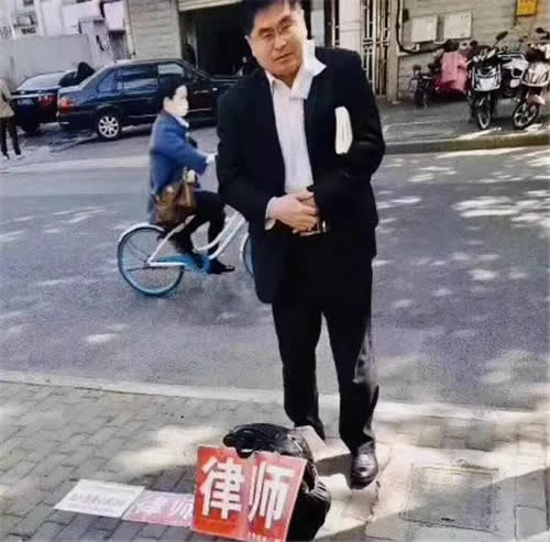 活久見！“地攤經濟”放開后，城管竟然打電話喊小販去擺攤！