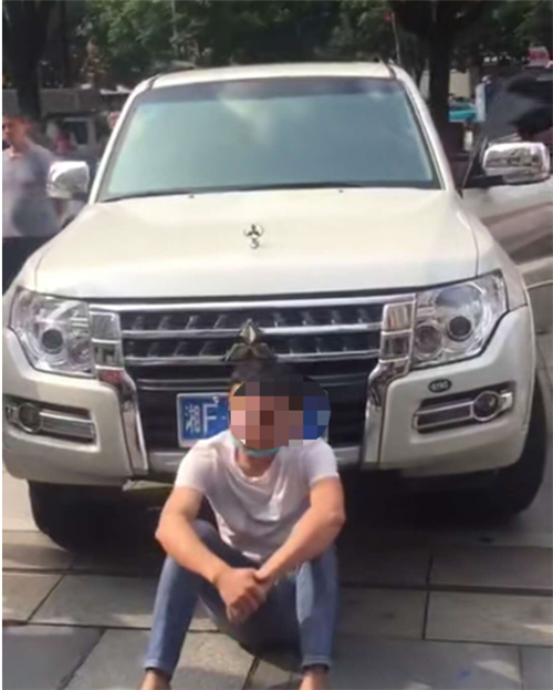 憤怒！心酸！廚師為拿回血汗錢，無奈攔車討薪！
