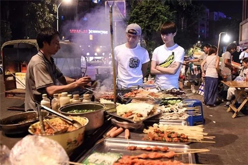 “路邊攤”再現街頭！“煙火氣”回歸城市！多地政府正在為“地攤經濟”松綁了！