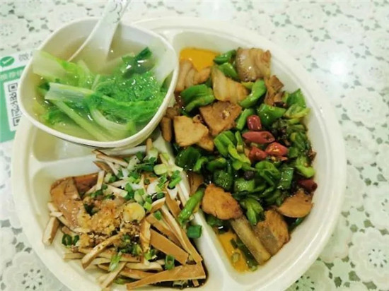 女子在重慶吃飯，點了一份回鍋肉要求“不辣”，結(jié)果廚師做出來后，女子打了110