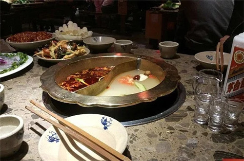 網紅火鍋店用地溝油做火鍋鍋底，已賣出10000多桌，被判賠四百多萬！