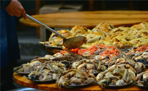 中烹?yún)f(xié)發(fā)布上半年餐飲業(yè)復(fù)工復(fù)業(yè)報(bào)告：大部分餐企經(jīng)營(yíng)已恢復(fù)70%-80%