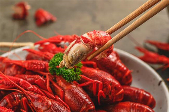 三伏天夜宵首選吃小龍蝦，十分美味，但這個部位，千萬別吃！