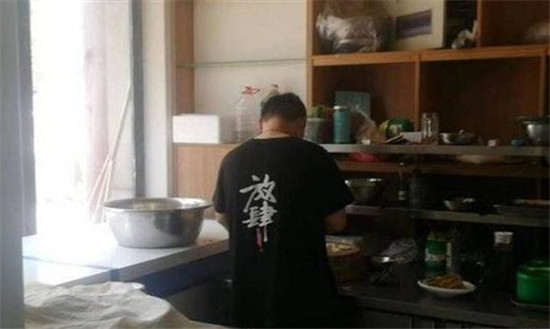 因賣涼菜而被頂額罰款一萬元引熱議！廚師：拍個黃瓜都不行了？