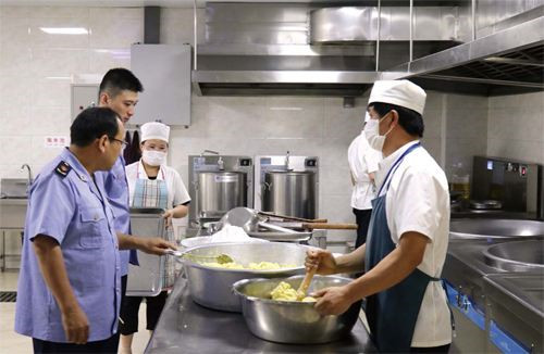 凈賺才30元的“韭菜丸子”，餐廳卻被罰52000元！網友熱議！