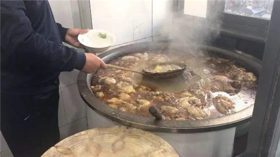 國內首次！貴州一餐館老板往湯里加“料”，被判終身禁止做餐飲！