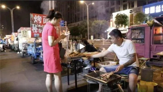 為了給未婚妻安穩的生活，24歲失業廚師鼓起勇氣去擺攤……