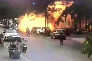 監控實拍！安徽一海鮮店發生爆炸，大門也被炸飛到對面馬路！