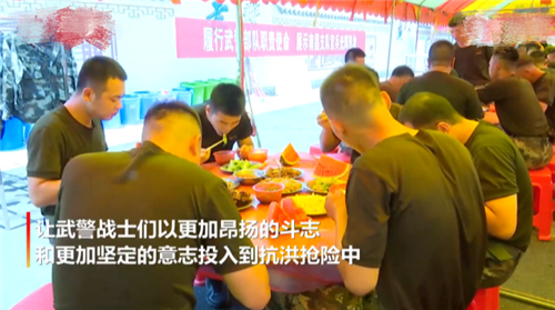 抗洪前線的廚師身影：自帶流水席，為抗洪戰士制作熱飯熱菜！
