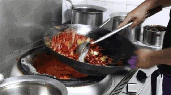 女子在重慶吃飯，點了一份回鍋肉要求“不辣”，結(jié)果廚師做出來后，女子打了110