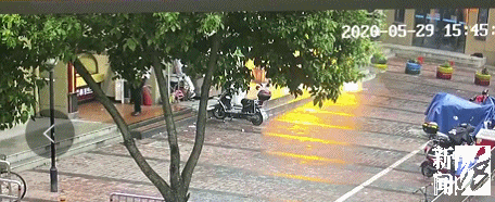 監控實拍！安徽一海鮮店發生爆炸，大門也被炸飛到對面馬路！
