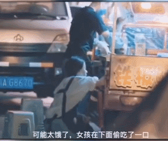 為了給未婚妻安穩的生活，24歲失業廚師鼓起勇氣去擺攤……