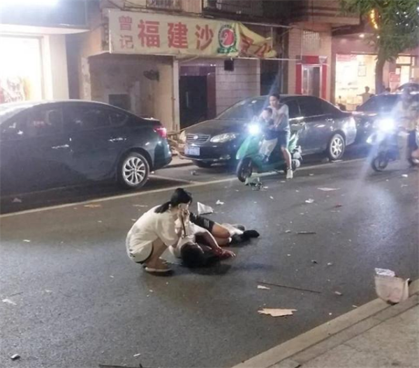 監控實拍！安徽一海鮮店發生爆炸，大門也被炸飛到對面馬路！