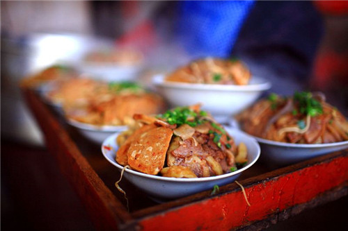 中烹?yún)f(xié)發(fā)布上半年餐飲業(yè)復(fù)工復(fù)業(yè)報(bào)告：大部分餐企經(jīng)營(yíng)已恢復(fù)70%-80%