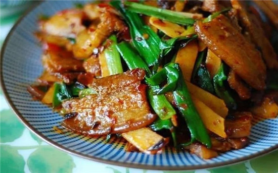 女子在重慶吃飯，點了一份回鍋肉要求“不辣”，結(jié)果廚師做出來后，女子打了110