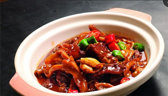 【創(chuàng)新菜】鴨掌魚泡燒牛腩