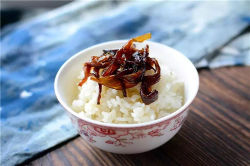 如何正確保存云南鮮菌的美味？當(dāng)?shù)厝藗鹘y(tǒng)做法是這樣的，濃香四溢