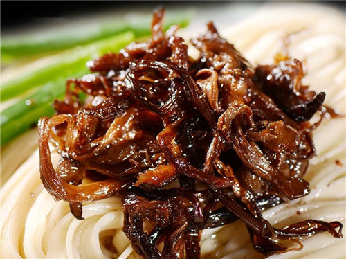 如何正確保存云南鮮菌的美味？當(dāng)?shù)厝藗鹘y(tǒng)做法是這樣的，濃香四溢
