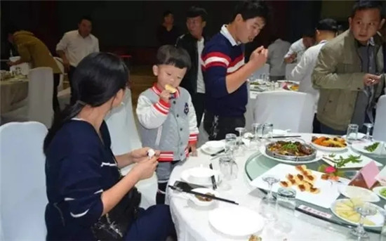 食客們，請(qǐng)不要再自帶酒水、食物進(jìn)餐廳了！