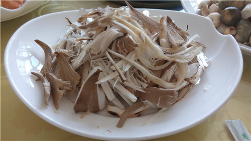 如何正確保存云南鮮菌的美味？當(dāng)?shù)厝藗鹘y(tǒng)做法是這樣的，濃香四溢