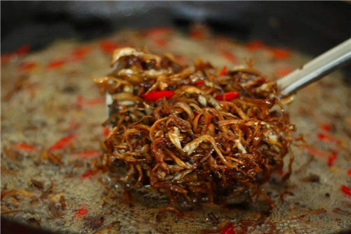 如何正確保存云南鮮菌的美味？當(dāng)?shù)厝藗鹘y(tǒng)做法是這樣的，濃香四溢