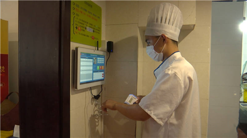 廚師人臉識別方能入廚房、AI識別不規(guī)范行為……升級版“明廚亮灶”首亮相！